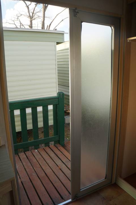 Porte d'entr&eacute;e et perron du mobil home occasion ABI Lock 28 1995