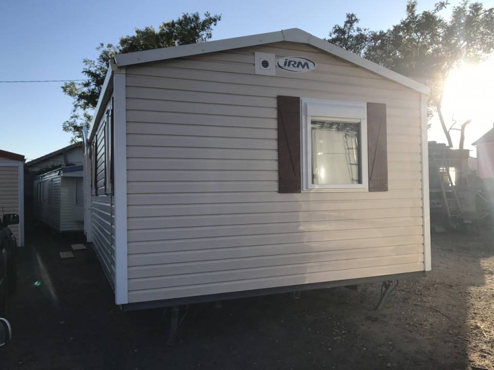 Deuxi&egrave;me vue de la fa&ccedil;ade ext&eacute;rieure du  Mobil-Home d'occasion IRM Saphir Panor