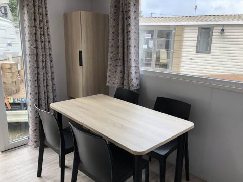 Salle &agrave; manger du mobil home Louisiane SAMOA 2019