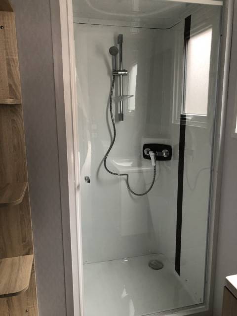 Salle de bain du mobil home neuf Louisiane SAMOA 2019