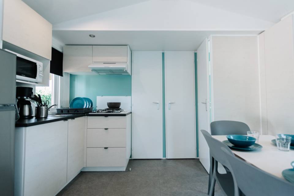 Int&eacute;rieur du mobil home d'occasion IRM Super Titania 2019 3 chambres install&eacute; en campi