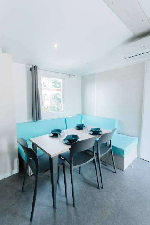Salle &agrave; manger du mobil home d'occasion IRM Super Titania 2019 3 chambres install&eacute; en 