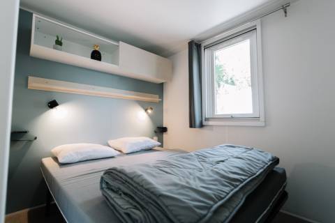 Chambre parentale du mobil home d'occasion IRM Super Titania 2019 3 chambres install&eacute; en camp