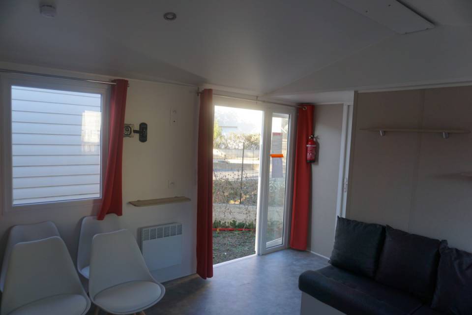 Pi&egrave;ce &agrave; vivre du mobil home neuf 2 chambres IRM Azal&eacute;e 2021