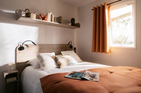 Chambre parentale du mobil home neuf IRM Super Cordelia 2024