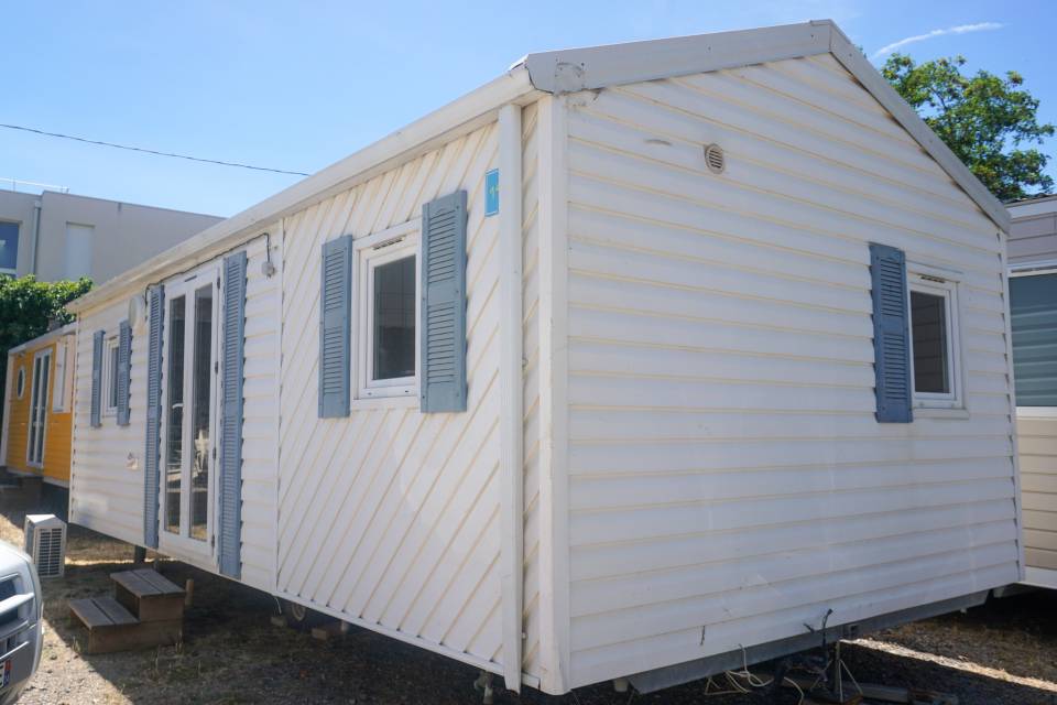 Façade du mobil home occasion 2 chambres Moreva mcl 2002