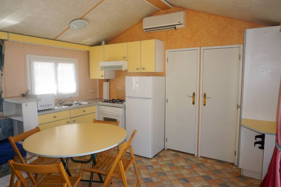 Pièce à vivre du mobil home occasion 2 chambres Moreva mcl 2002