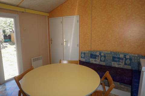 Pièce à vivre du mobil home occasion 2 chambres Moreva mcl 2002