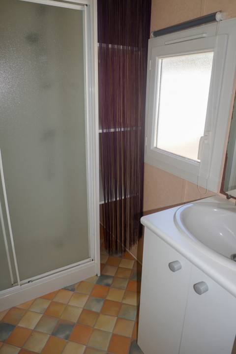 Salle de bain du mobil home occasion 2 chambres Moreva mcl 2002